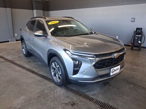 Used 2025 Chevrolet Trax LT image 2