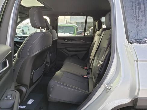 New 2025 Jeep Grand Cherokee Laredo image 8