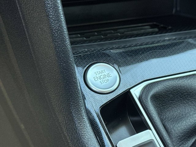 Certified 2025 Volkswagen Taos SE FWD image 20