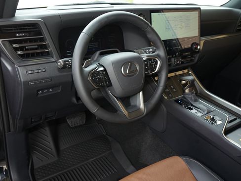 Used 2026 Lexus GX 550 w/ Accessory Package (ZB) image 2