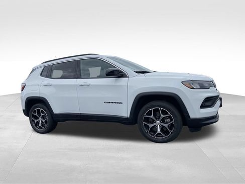 Used 2024 Jeep Compass Latitude AWD/4WD image 2