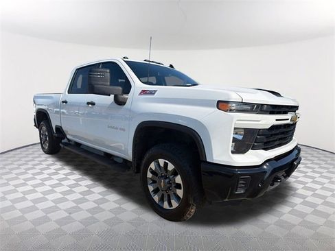 Used 2024 Chevrolet Silverado 2500 Custom w/ Custom Value Package image 3