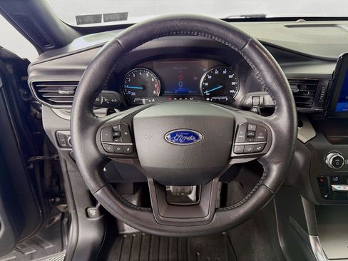 Used 2020 Ford Explorer XLT w/ Equipment Group 202A AWD/4WD image 3