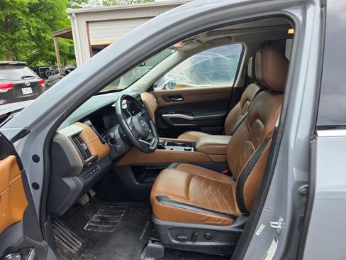 Used 2023 Nissan Pathfinder Platinum w/ Cargo Package AWD/4WD image 4