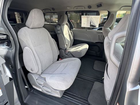 Used 2017 Toyota Sienna LE FWD image 27