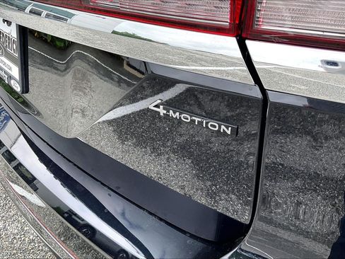 Used 2025 Volkswagen Atlas SEL Premium R-Line AWD/4WD image 8