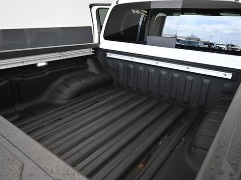 Used 2025 Nissan Frontier SL image 16