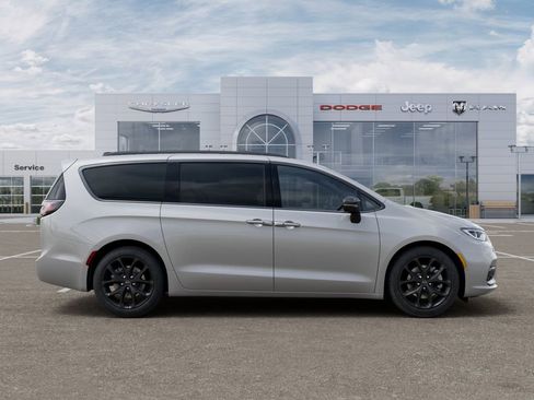 New 2026 Chrysler Pacifica Limited w/ S Appearance Package image 24