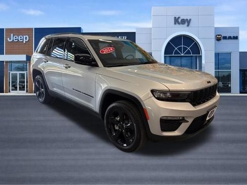 Used 2024 Jeep Grand Cherokee Limited w/ Black Appearance Package AWD/4WD image 10