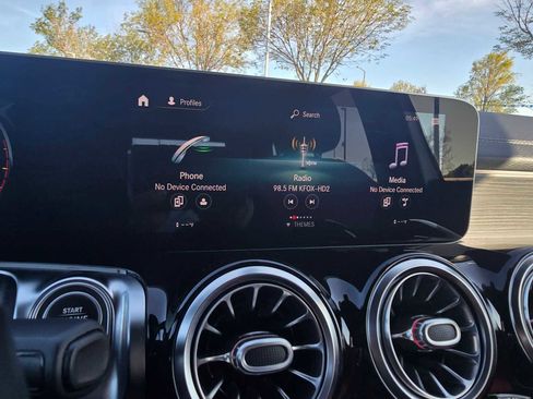 Used 2021 Mercedes-Benz GLB 250 4MATIC image 29