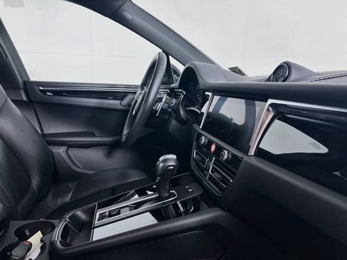 Certified 2023 Porsche Macan AWD/4WD image 31