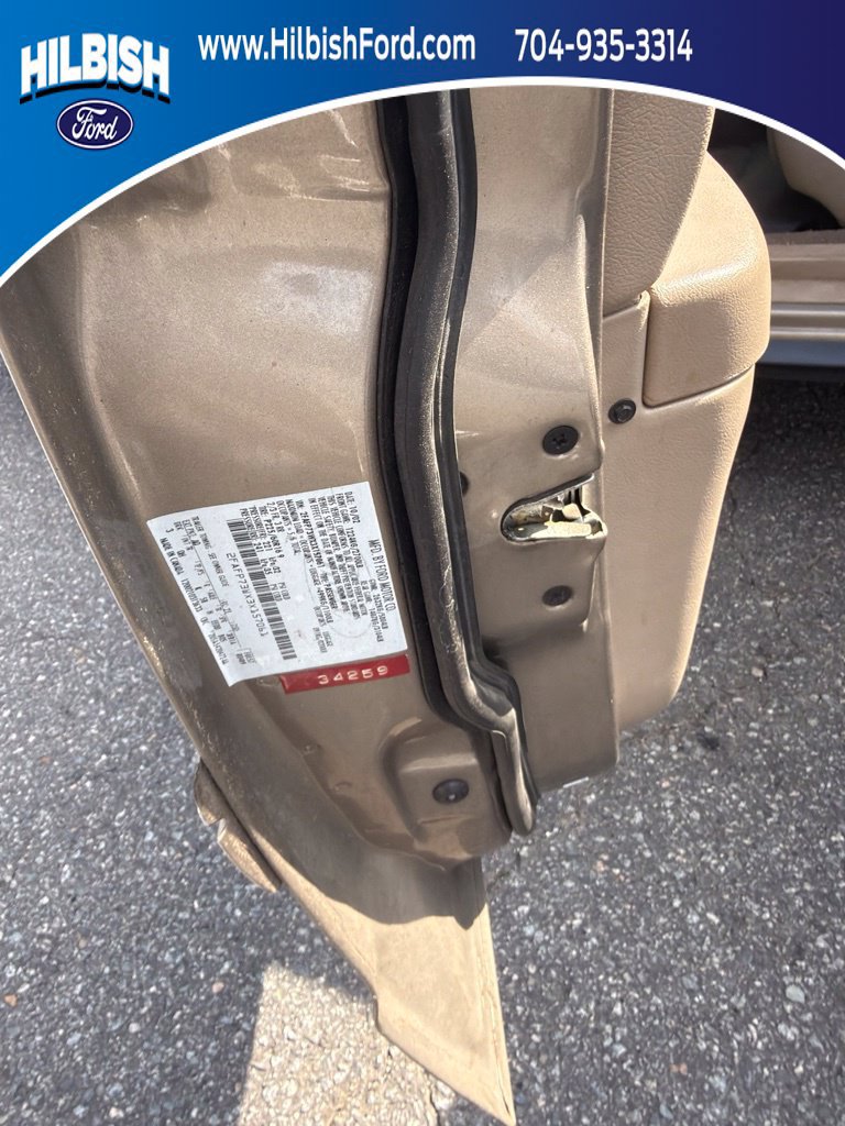 Used 2003 Ford Crown Victoria RWD image 1