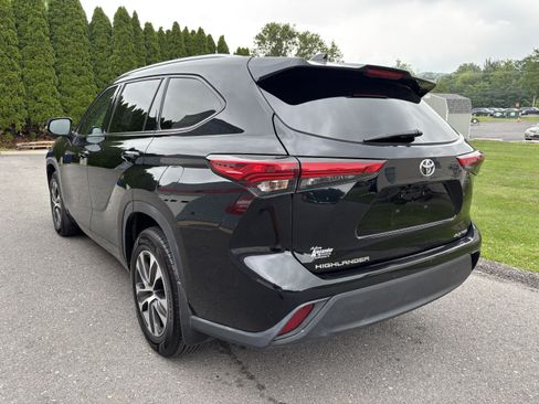 Used 2021 Toyota Highlander XLE AWD/4WD image 5