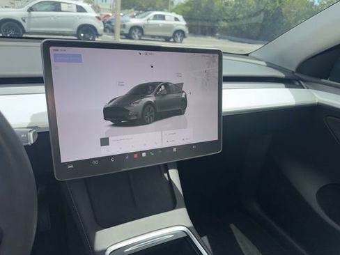 Used 2024 Tesla Model Y Long Range RWD image 10