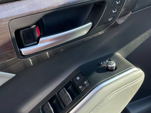 Used 2026 Toyota Highlander Limited AWD/4WD image 10