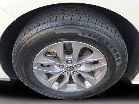 Used 2021 Toyota Sienna XLE image 33