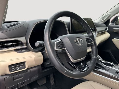 Used 2023 Toyota Highlander Limited image 11