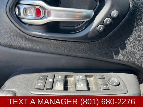 Used 2021 Jeep Cherokee Trailhawk w/ Technology Group AWD/4WD image 17