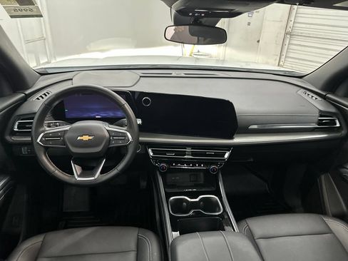 Used 2025 Chevrolet Traverse LT w/ Sun and Wheel Package FWD image 23