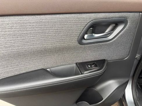 Used 2023 Nissan Rogue SV FWD image 28