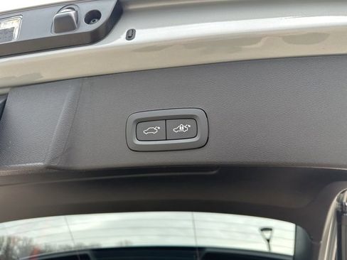 Certified 2025 Volvo XC40 B5 Core image 36