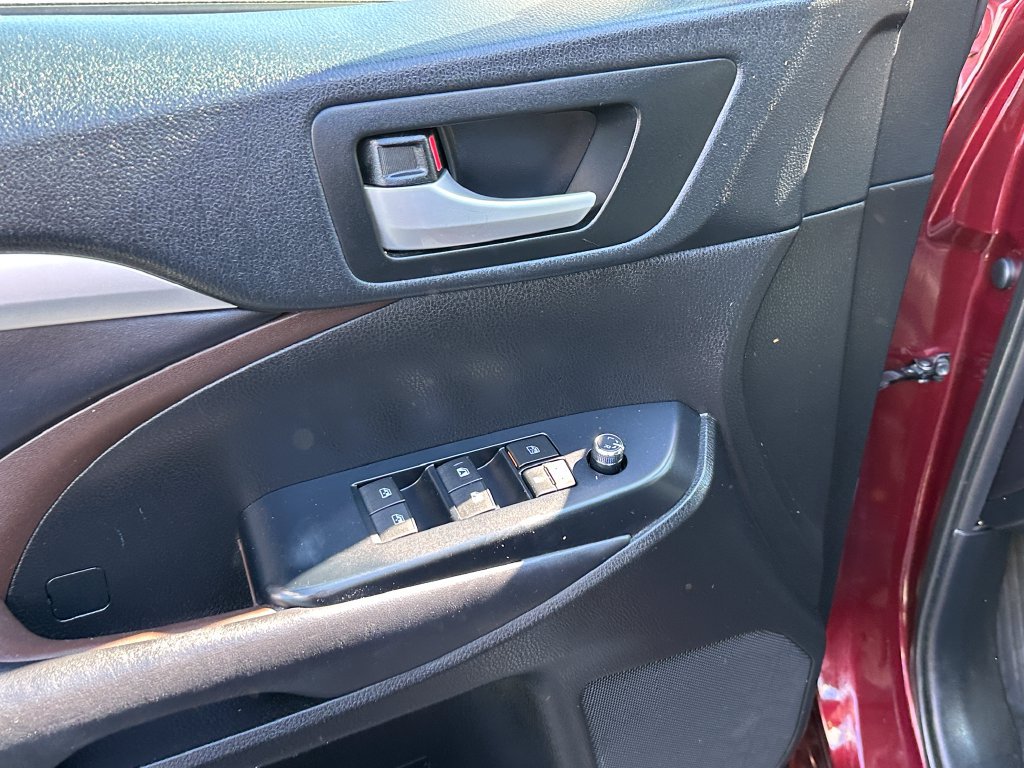 Used 2019 Toyota Highlander XLE FWD image 15