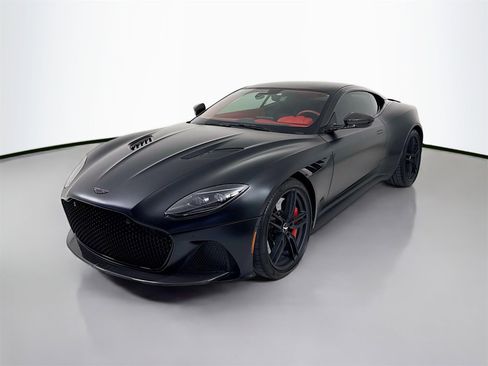 Used 2023 Aston Martin DBS Coupe image 3