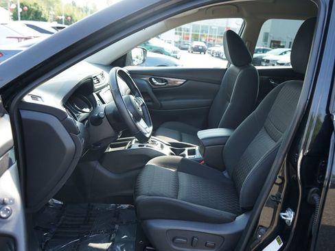Used 2019 Nissan Rogue SV image 12