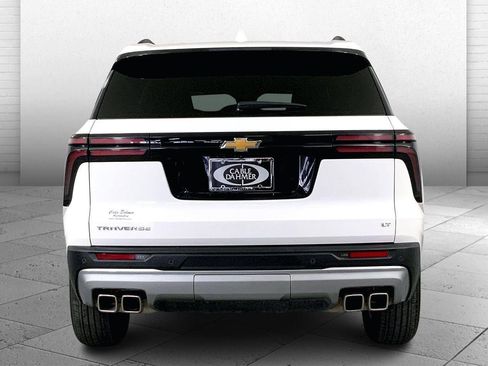 Used 2024 Chevrolet Traverse LT image 3