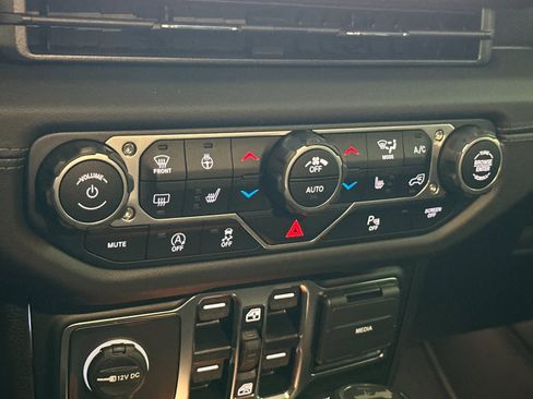 New 2025 Jeep Wrangler Unlimited Rubicon w/ Technology Group image 20