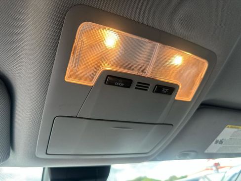 Used 2019 Toyota Highlander LE AWD/4WD image 13