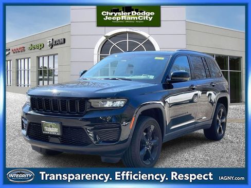 Used 2023 Jeep Grand Cherokee Altitude image 1