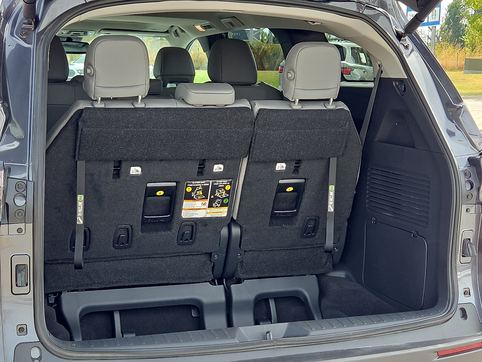 Used 2025 Toyota Sienna XLE FWD image 9