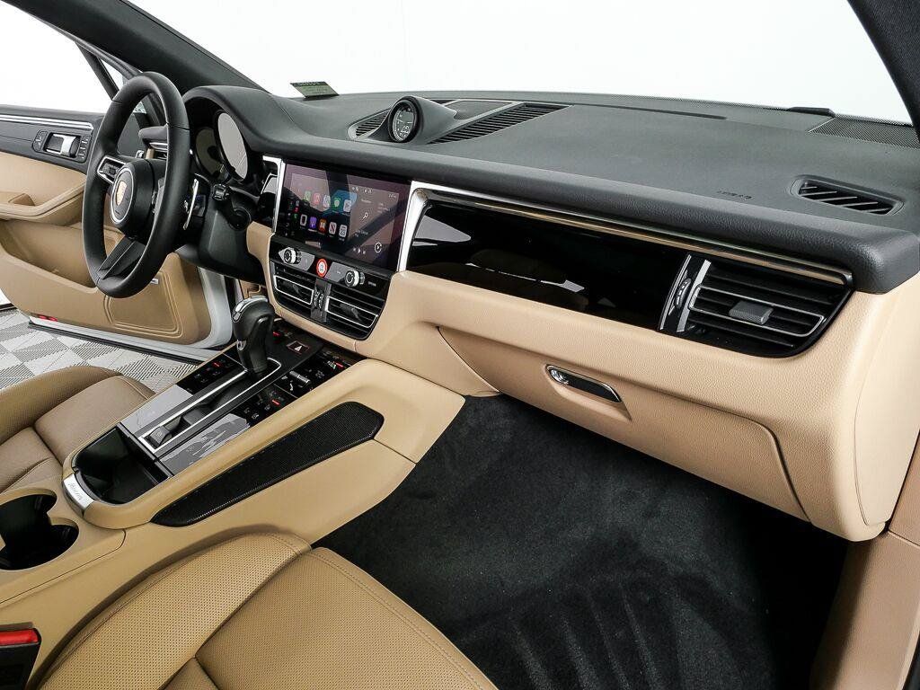 Certified 2026 Porsche Macan AWD/4WD image 24