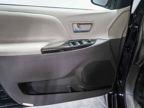 Certified 2019 Toyota Sienna XLE image 23