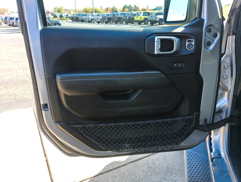 Used 2020 Jeep Wrangler Unlimited Sahara AWD/4WD image 17