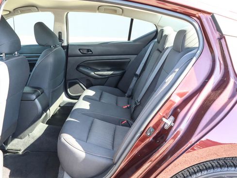 Used 2024 Nissan Altima 2.5 SV FWD image 8