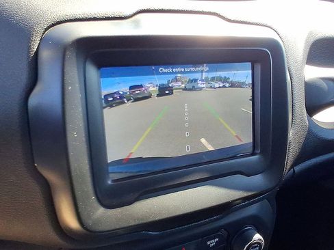 Used 2018 Jeep Renegade Latitude w/ Cold Weather Group AWD/4WD image 21