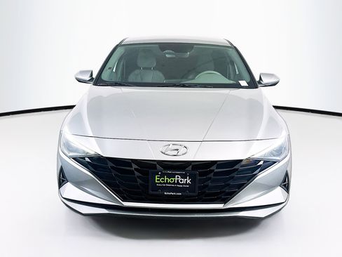 Used 2021 Hyundai Elantra SE FWD image 2