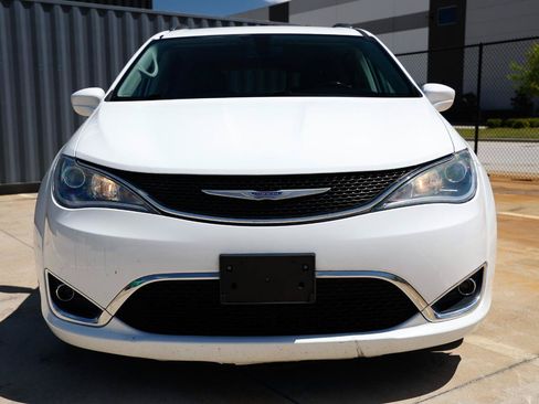 Used 2019 Chrysler Pacifica Touring-L FWD image 18