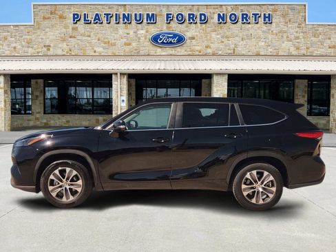 Used 2023 Toyota Highlander XLE image 3