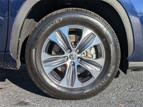 Used 2024 Toyota Highlander XLE image 11