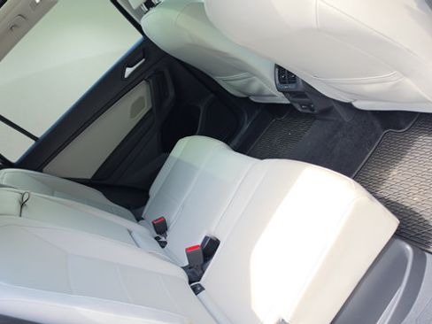 Used 2021 Volkswagen Tiguan SE w/ Panoramic Sunroof Package AWD/4WD image 32