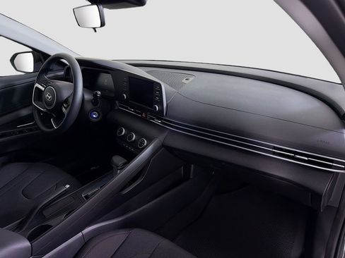 Used 2025 Hyundai Elantra SE image 28