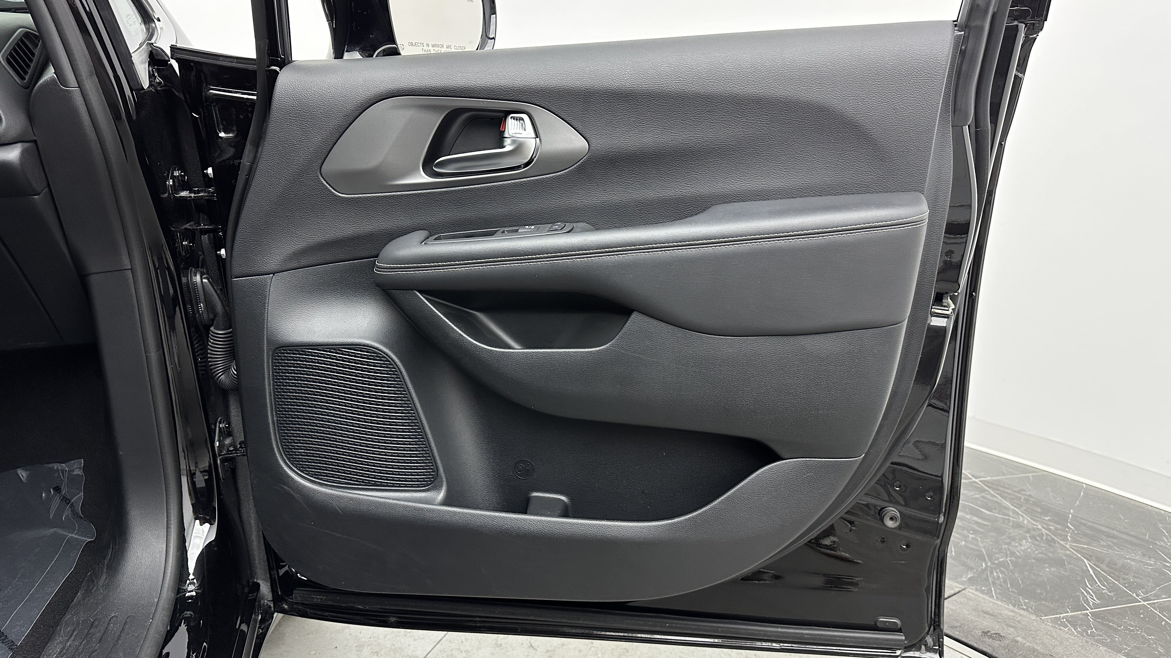 Used 2025 Chrysler Pacifica Select FWD image 36