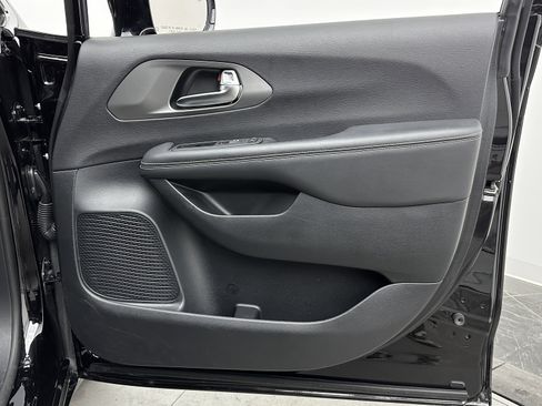 Used 2025 Chrysler Pacifica Select image 36