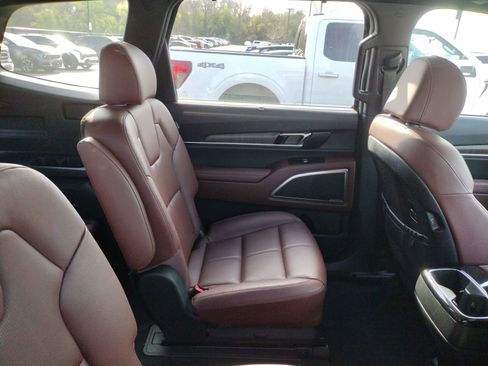 Used 2024 Kia Telluride EX w/ EX Captain's Chair Package image 4
