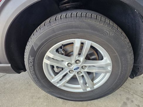 Used 2023 Ford Explorer XLT AWD/4WD image 9