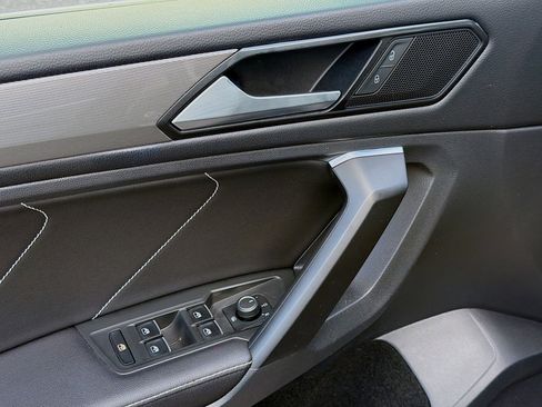 Used 2023 Volkswagen Tiguan SE image 21