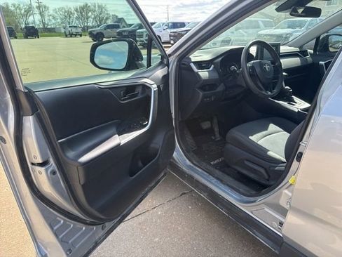 Used 2019 Toyota RAV4 LE image 9